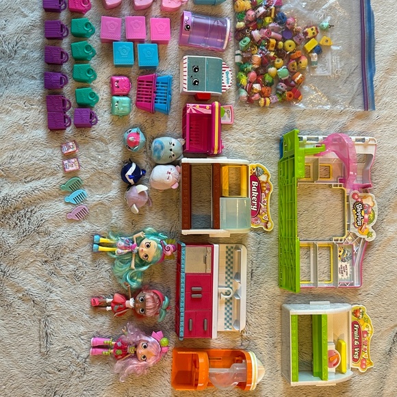 Lot of Hundres of Shopkins - Picture 13 of 13